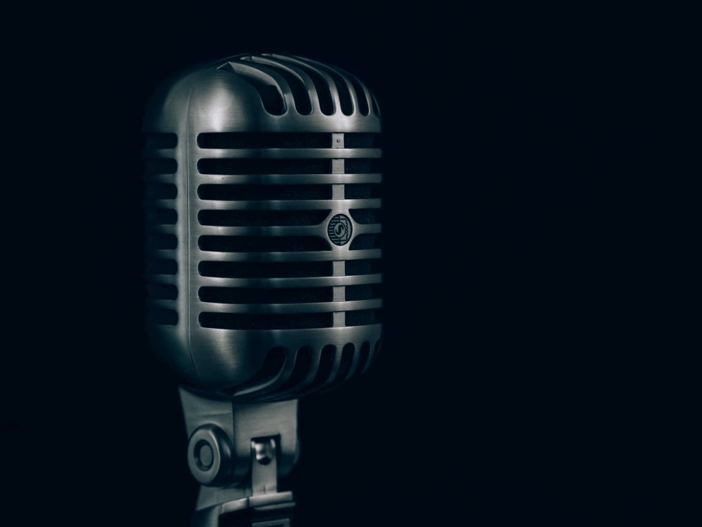 A close up of a microphone

Description automatically generated