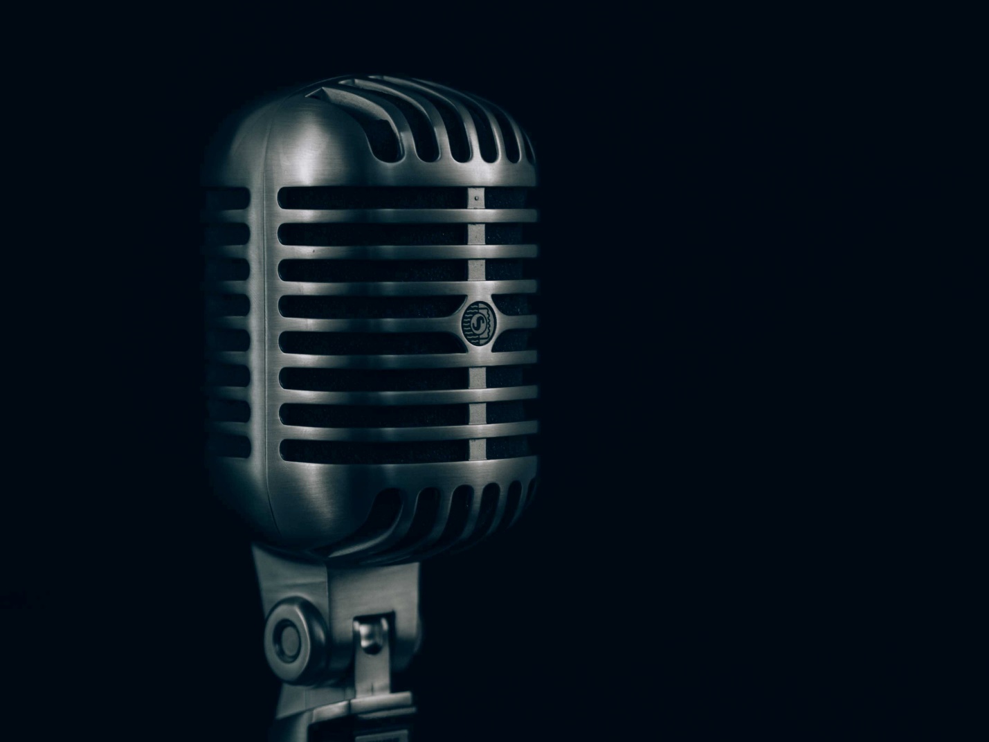 A close up of a microphone

Description automatically generated